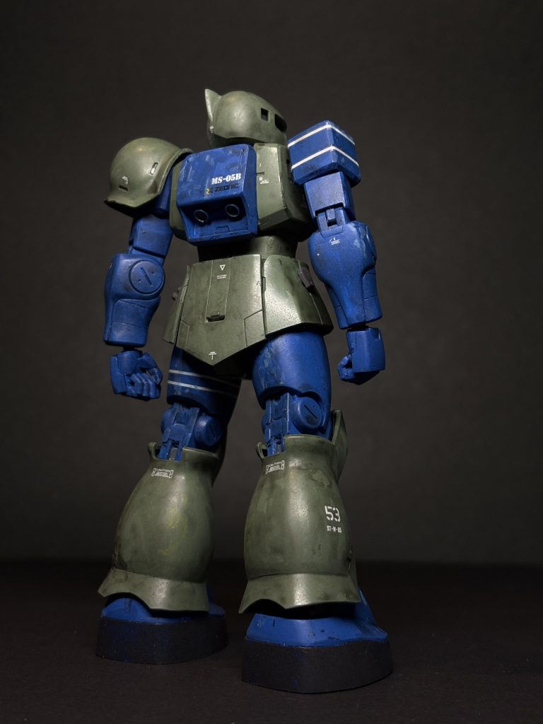 背面もスカートを短く、また足首の裾も短くしてます。