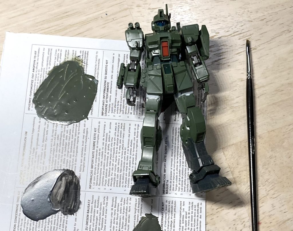 製作風景。自作パレットに塗料を乗せたら筆塗り開始。