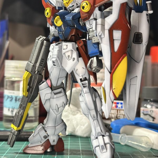 小さい修正をしました。腰を1mmこの期に及んで延長しました。目をシルバー塗り蛍光クリアグリーンで塗装。首周りの所にディテール追加。&nbsp;あとやるべきは　デカール　センサー部分にシールのあとレジン塗布し蛍光グリーン　トップコートで完成ですかね。&nbsp;あのー　ウイング系のデカール発売してくれ　磐梯山！（2枚目）