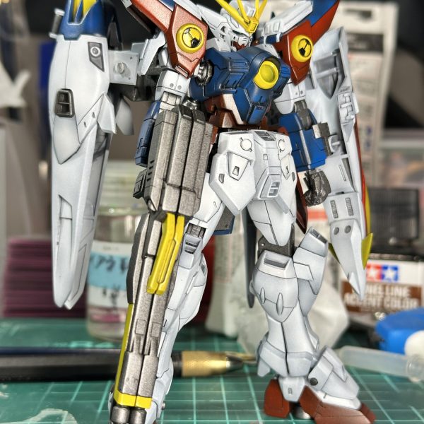 小さい修正をしました。腰を1mmこの期に及んで延長しました。目をシルバー塗り蛍光クリアグリーンで塗装。首周りの所にディテール追加。&nbsp;あとやるべきは　デカール　センサー部分にシールのあとレジン塗布し蛍光グリーン　トップコートで完成ですかね。&nbsp;あのー　ウイング系のデカール発売してくれ　磐梯山！（3枚目）