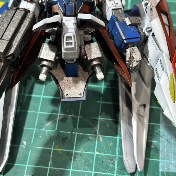 デカールを途中までまたまたまこの期に及んで太ももを2mm延長するという&nbsp;中々完成しませんなw（3枚目）