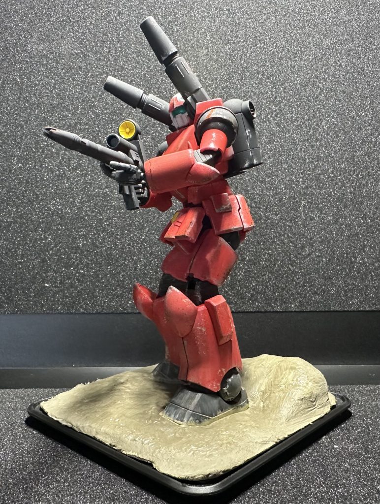 HGガンキャノン。シャインレッドを中心に塗装後ウェザリング。台座は紙粘土にウェザリングペーストを塗布。