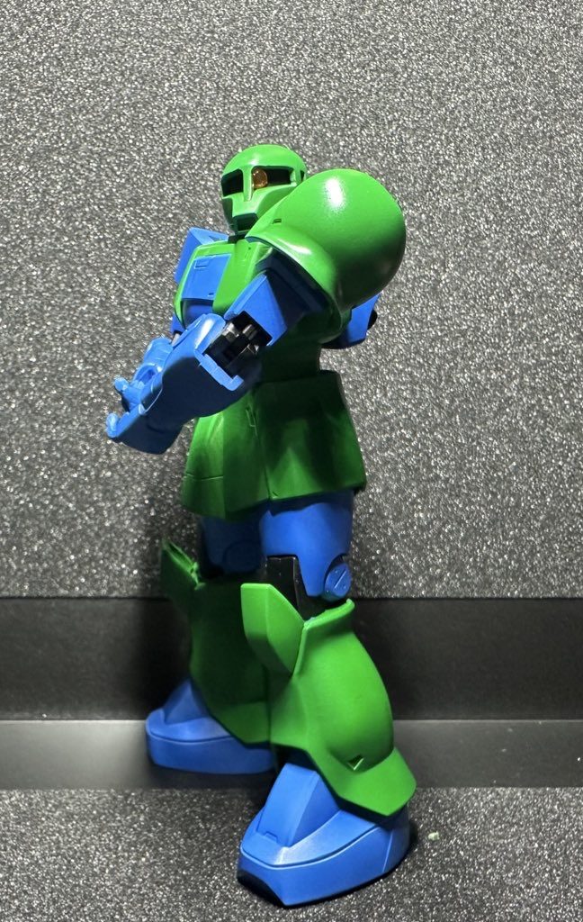 HG旧ザク。関節のあとハメ加工とHアイズのモノアイ化。形成色に近い色でフル塗装。頭部と肩アーマーの合わせ目消しに力を入れた記憶。
