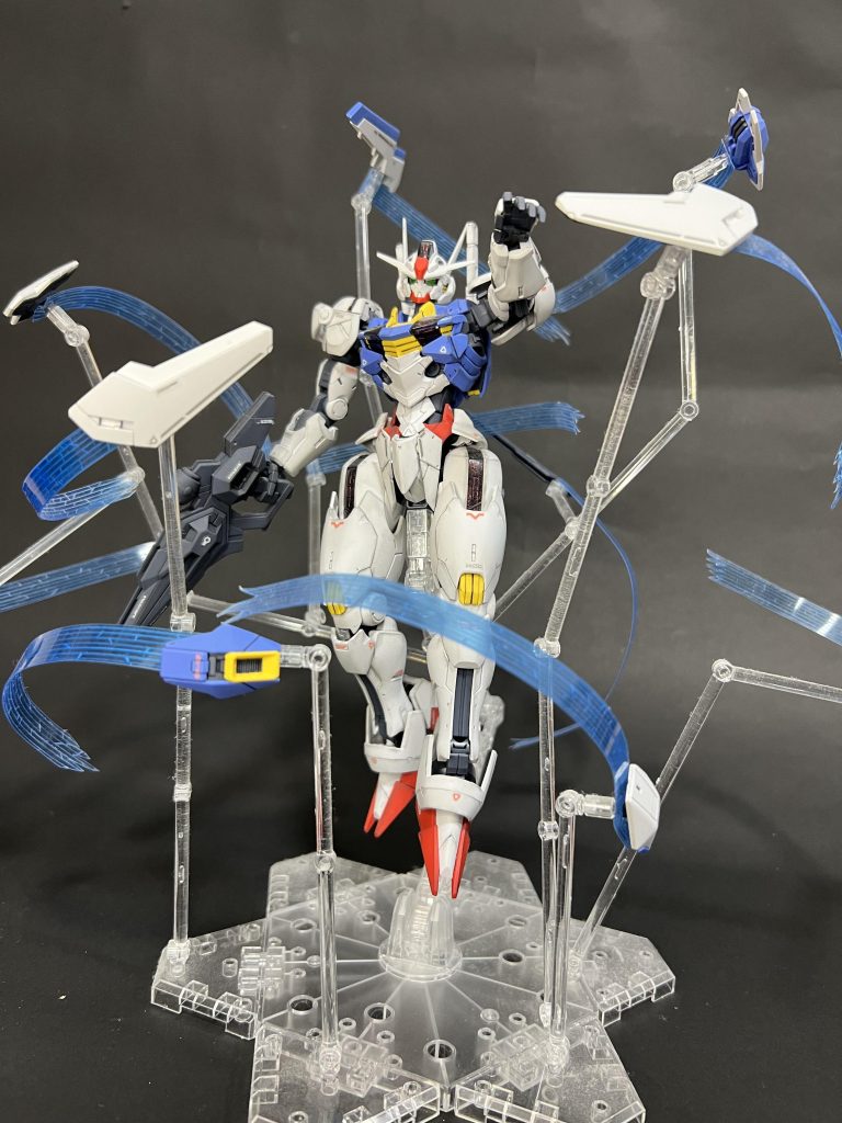 エアリアルはフルメカニック版は出来が良いためほとんど改造はないです。 その代わりエスカッシャンエフェクトをプラ板から作成。溝をたくさん掘ったうえに曲げ加工をして作成。