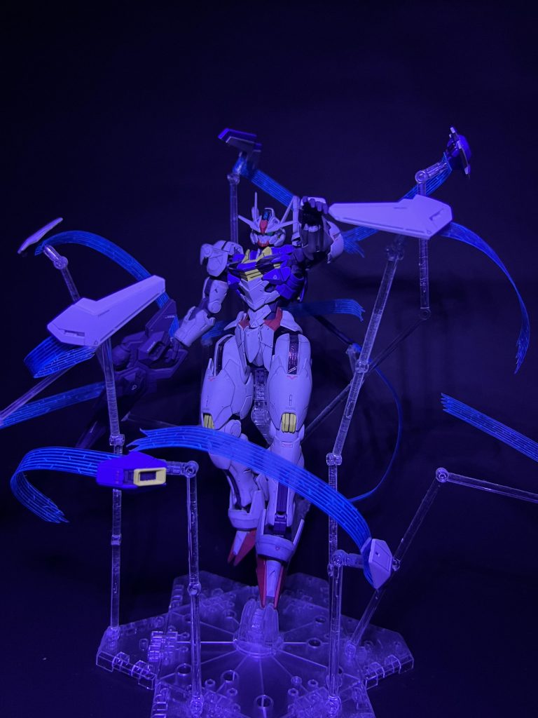 全体的に暗くなってしまいわかりづらいですが、ガンドビットの溝には蛍光で墨入れしていますので、ブラックライトで発光します。 なかなか雰囲気出たので個人的には満足な出来でした。