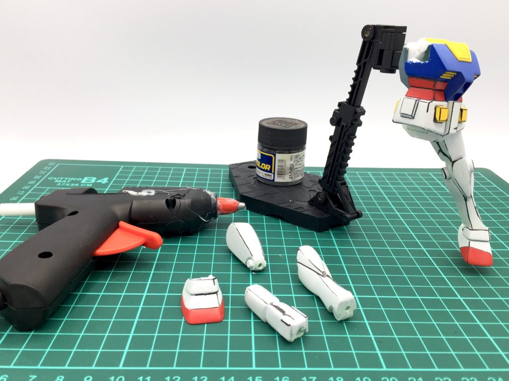 製作は一方向のみで考えていました。裏から100均で売っているグルーガン(グルーガンは100円商品ではない)を使用し取り付けています。詳細はブログに掲載していますので見て楽しんでいただければ幸いです！機動戦士ガンダム ＴＶ版ラストシューティング完成