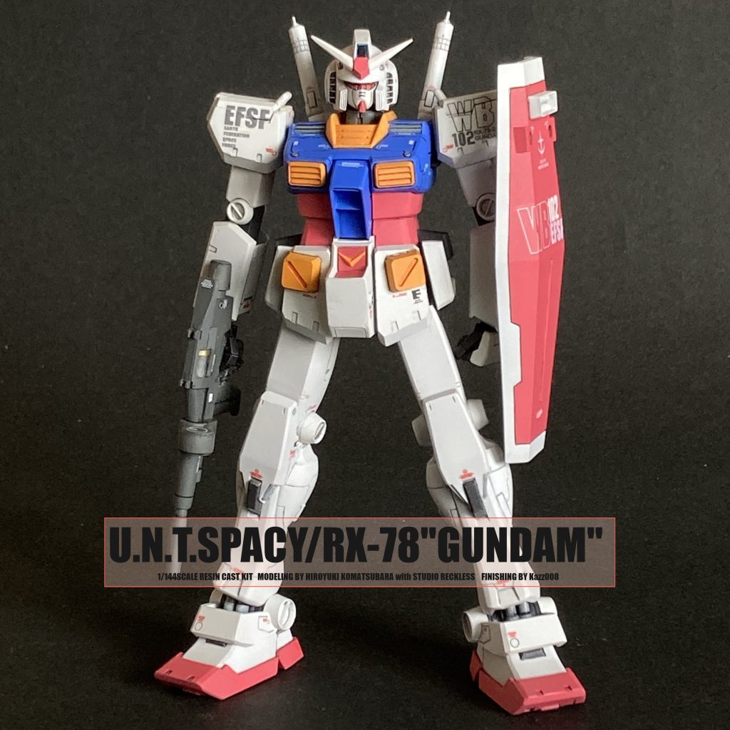 ・・・そこで、どちらも楽しめるように、肩の前面だけに大きな文字を貼り、肩の後ろ面には貼らない、としました。これで、肩パーツを左右で入れ替えると、前後も入れ替わるので「EFSF」「WB」等のある/なしの好きな方を選んで展示できます。この写真はそうやって撮影したものです。