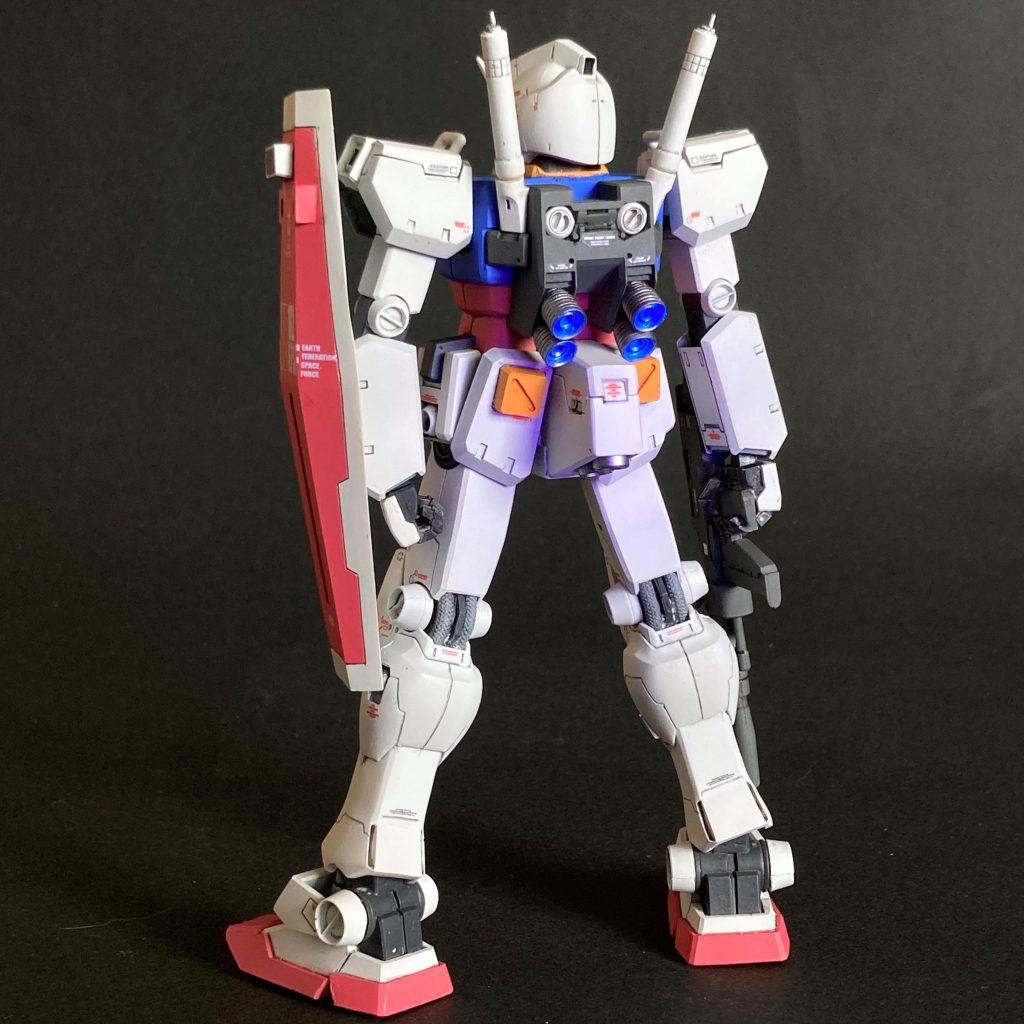 後ろ姿です。カトキデザインは後ろ姿も実に味わい深いです。 ランドセルのマルイチモールドは、「各関節のマルイチモールドとは似てますけど、機能も意味も別物ですよ」という感じを出したくて、ランドセルの方には市販の金属パーツを埋め込みました。 バーニアノズルの内側には蛍光ブルーを塗りました。