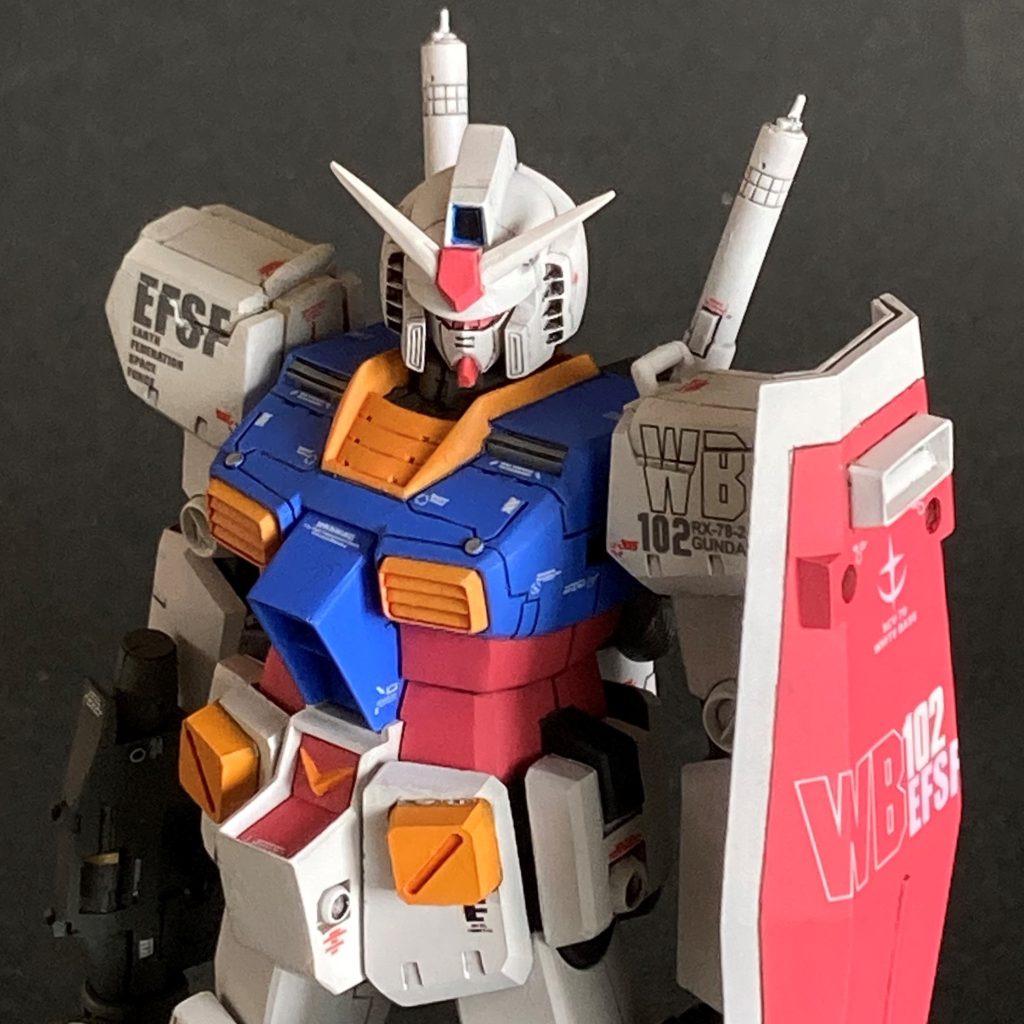 スタイルに手を加えた部分としては・・・① ウエストの赤の部分の前面を1~2mm削り、前後幅を減らしました。これは、胸のダクト部分の出っ張りをより強調するためです。② より足が開くように、より足全体が外向きに回転できるように、股関節の干渉する部分を削りました。合わせて、つま先が開いて接地するように足首の干渉部分も削りました。 どれも、「あの1枚の写真」のイメージに近づけたくてやったことですが、やらなくても十分に素晴らしいキットです。