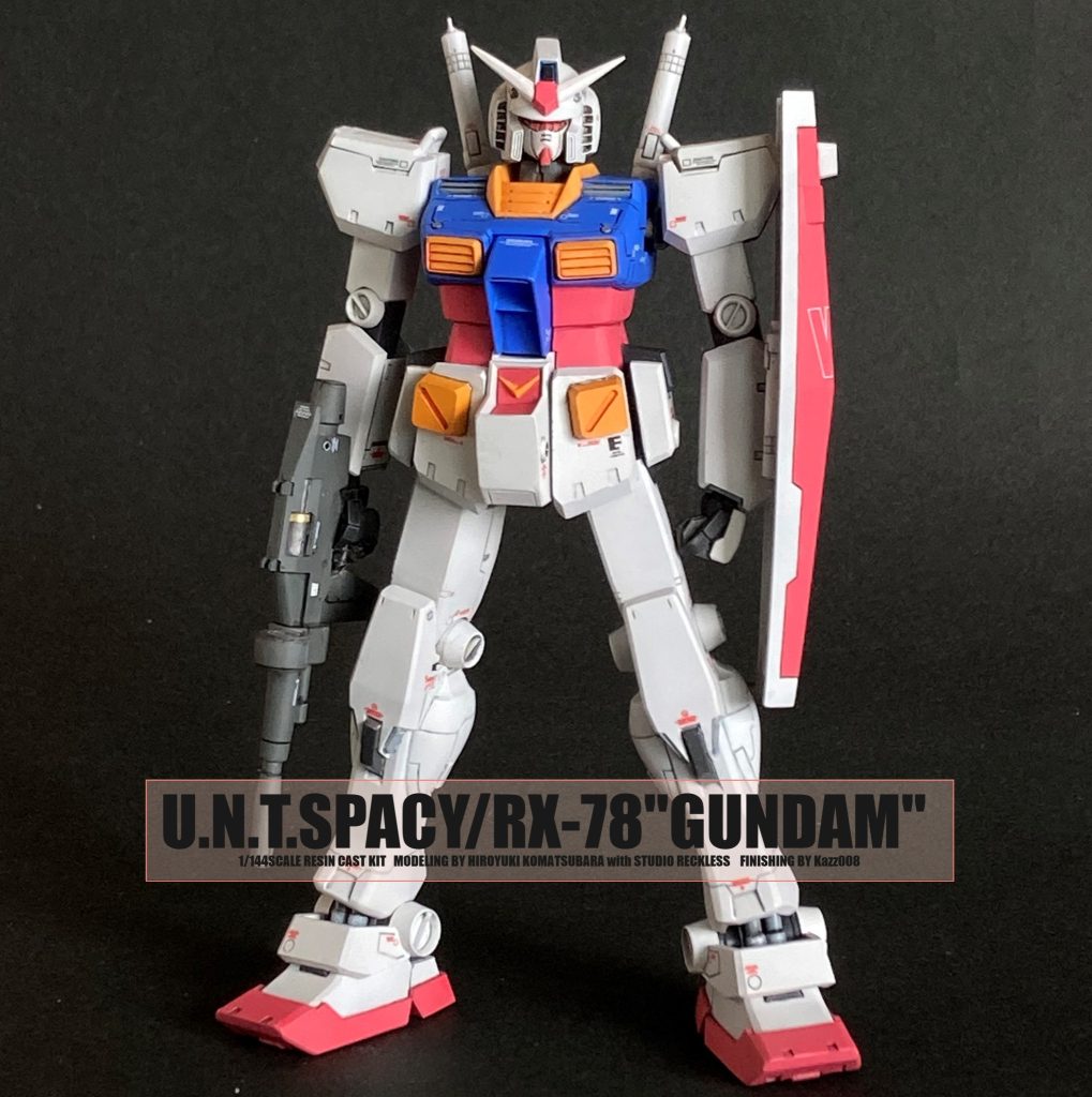 ガンダムセンチネル最終回の「あの1枚の写真」へのオマージュです。結局、改めてあの作品のクオリティの高さを思い知らされる結果となりましたが、それでも、自分なりの満足感は得られました。 肩アーマーをご覧ください。迷ったのは、昨今のガンダムではよく使われる「EFSF」「WB」等の大きなデカールをどうするかです。センチネルの作例は、小さなコーションマークのみでシンプルに仕上げられていますが、最近のガンプラのように大きく「EFSF」、「WB」と貼りたい気持ちもあります。そこで・・・