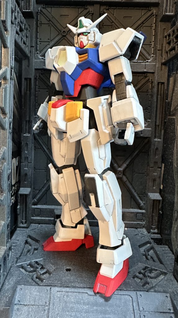 AGE-1状態の本機。主人公機のガンダムの中ではいちばんまとまったキットかもしれません。ノーマルを組むならばもう少しグリーンのかったホワイトがいいのですが、フルグランサの場合にはこれくらいの白が映えるのかなって思います。