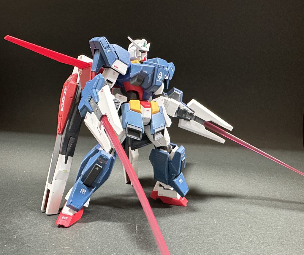 私はザクやドムばかり作っていたせいでガンダムトリコロールがひどく苦手で敬遠していたのですが、AGEシリーズの 同じ胴体をなんども作る というシリーズキットのお陰で自分なりに少しづつバランスのとれた赤青黄色が塗れるようになってきました。感謝にたえません。