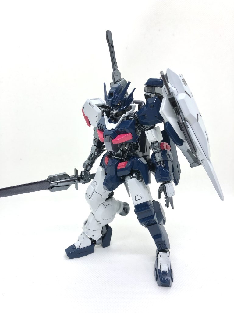 シルエットのイメージはエクシアR４、カラーリングは、サンダーボルト版のフルアーマーガンダム。色んな機体のチャンポン状態ですね。