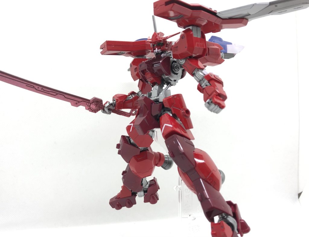 レッドウォーリアの要素は、前作のフルアーマーモチーフのガンダムから、思いついたアイデアだったりします。