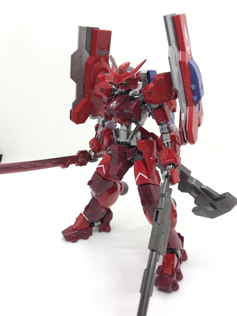 カラーリングのモチーフはインフィニットジャスティスとレッドウォーリアです。ブレードアンテナを設定画に近づけるため、改造してます。