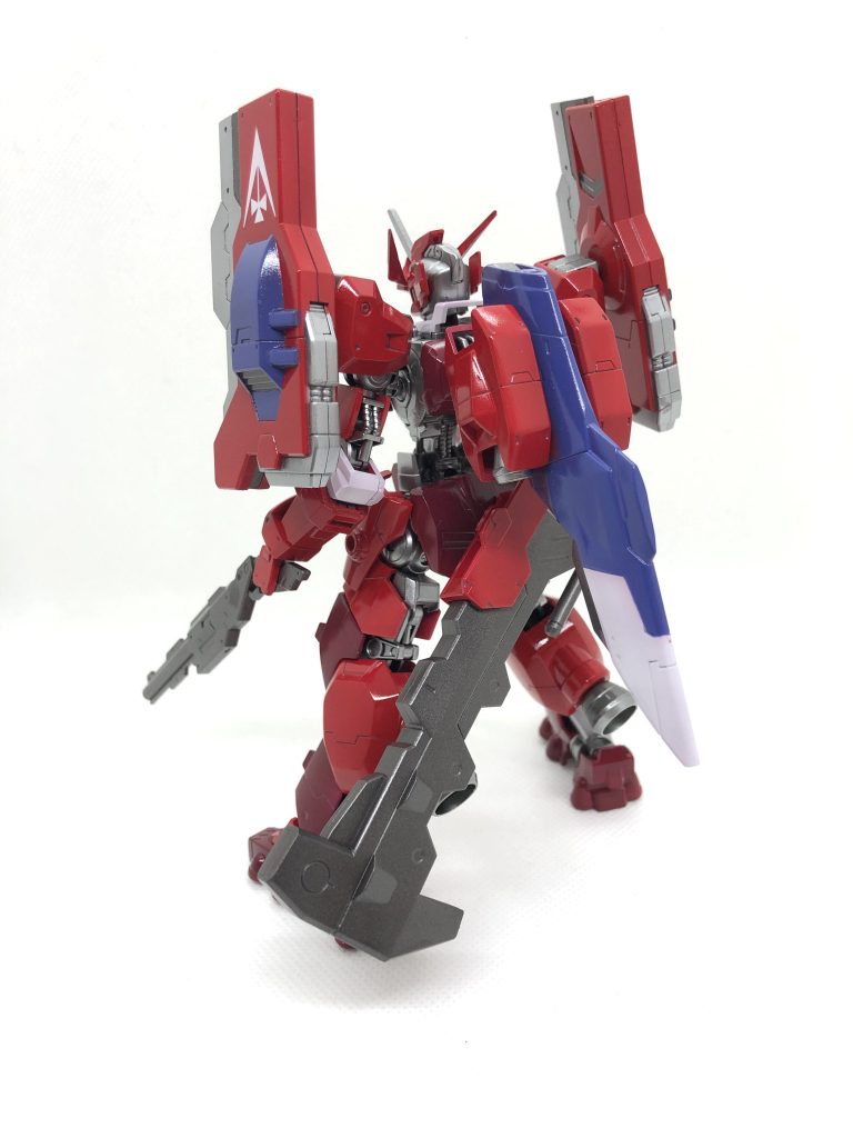 スレッジハンマーのマウント位置を横から後ろに変更。バックパックの色合いが、なんとなくコアファイターみたいになってしまいました。