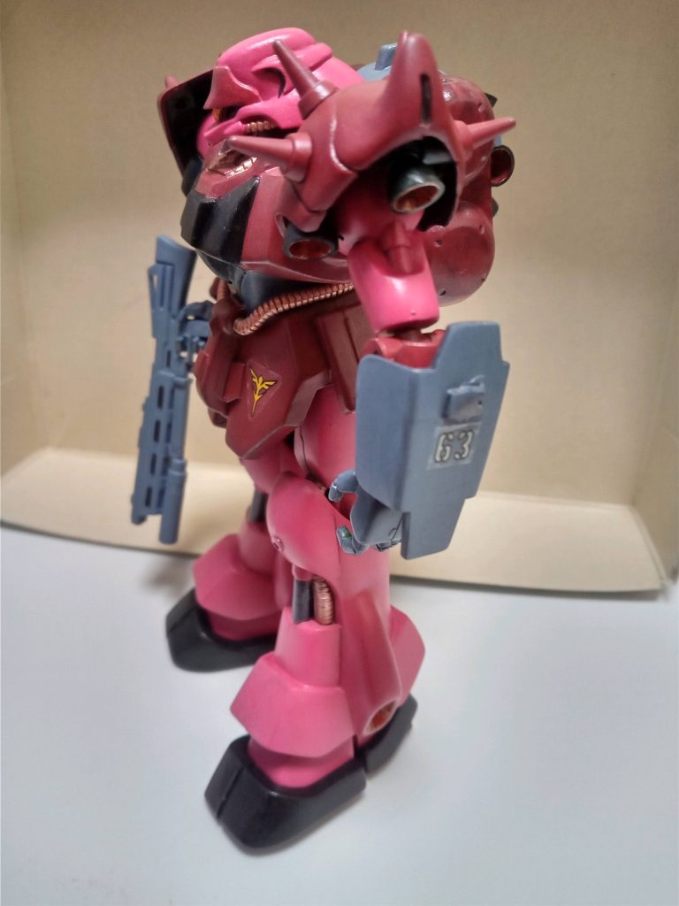 手を加えた部分は確か水性ホビーカラーでの筆塗り、紛失したシールドを変わりのパーツででっち上げたくらいだと思います。今見るともうちょっと色々やりたくなる感じではありますが、当時は色塗り替えだけでも結構頑張った感がありました。