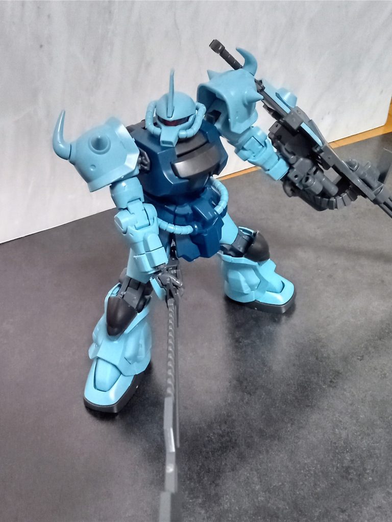 剣を振り回すグフカスタム