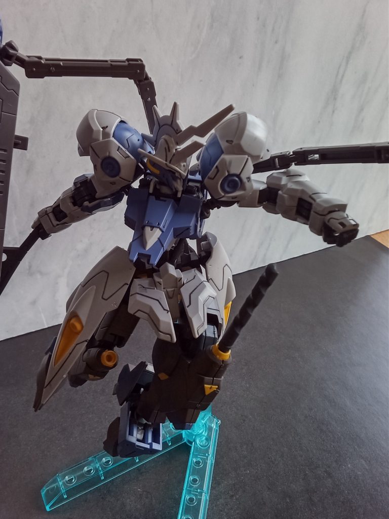 足の穴からなんか出てきます！