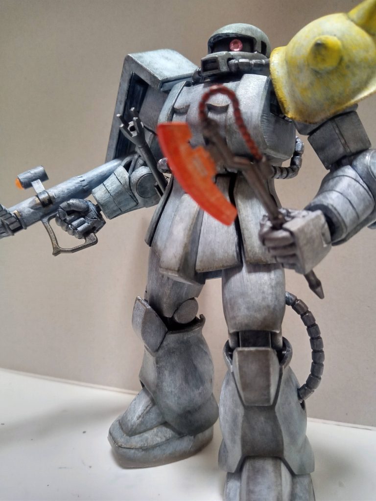 塗装は成形色の上から白のアクリルガッシュをざっくばらんに塗り、その上に水性ホビーで叩きつけるように色を乗せました。今回この塗り方を試したくてザクⅡを作ったのですが、自分なりには上手くいったかなと感じています。とは言えアクリルガッシュが剥げやすく、ところどころ成形色がこんにちはしてしまったりと課題も見つかったのでもう少し練習が必要みたいです。