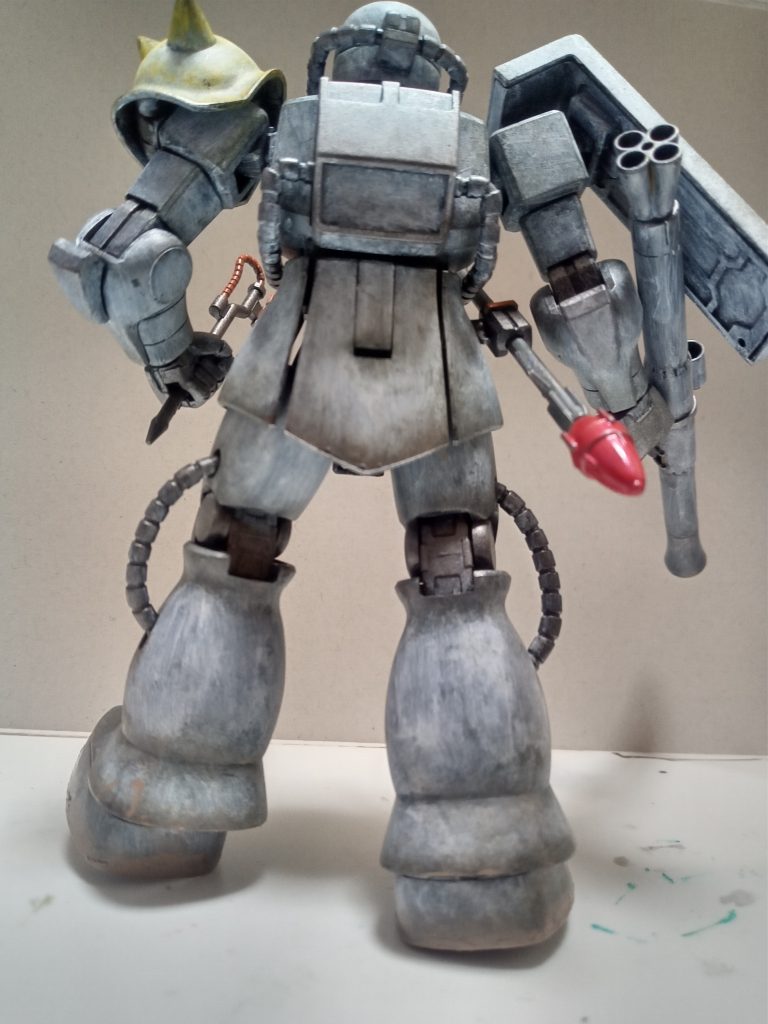 バックもシンプルに。今回は塗りをメインにしたかったので何も弄らず作りました。ここからは自分なりのこのザクのパイロットの妄想設定です。