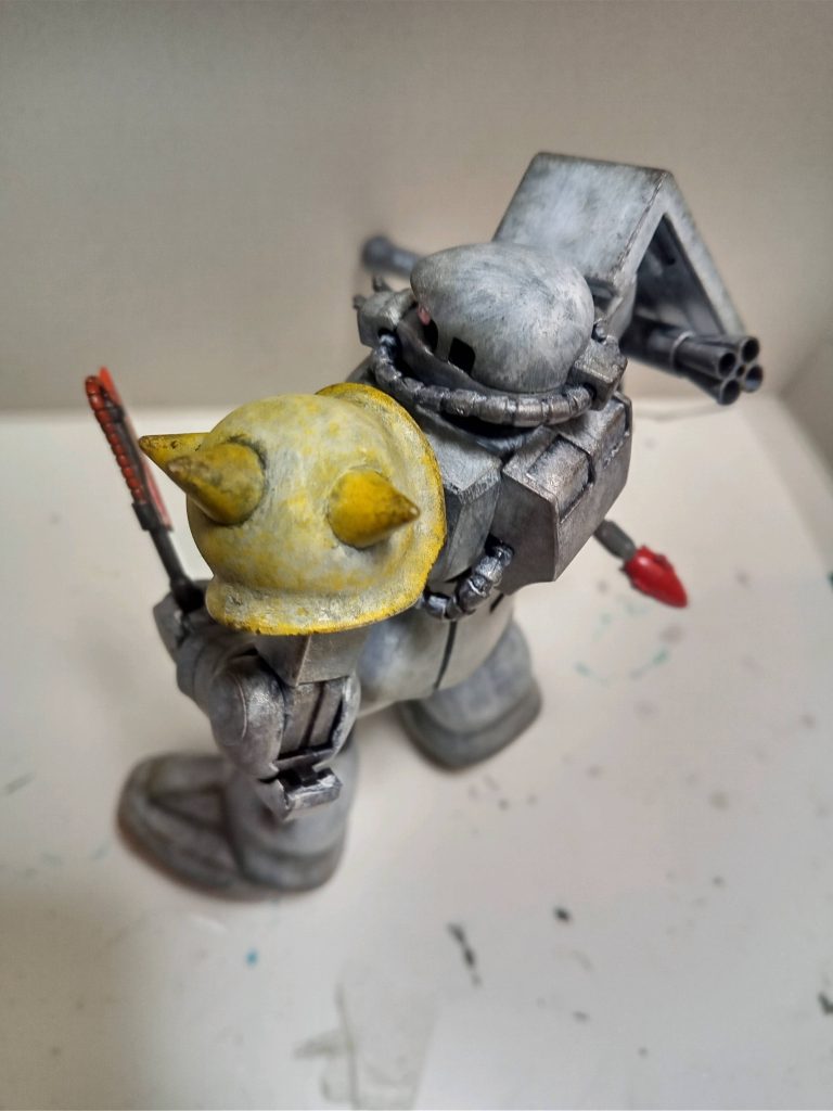 ほとんど白だと何となく味気なかったのでワンポイントでイエローショルダーにしました。