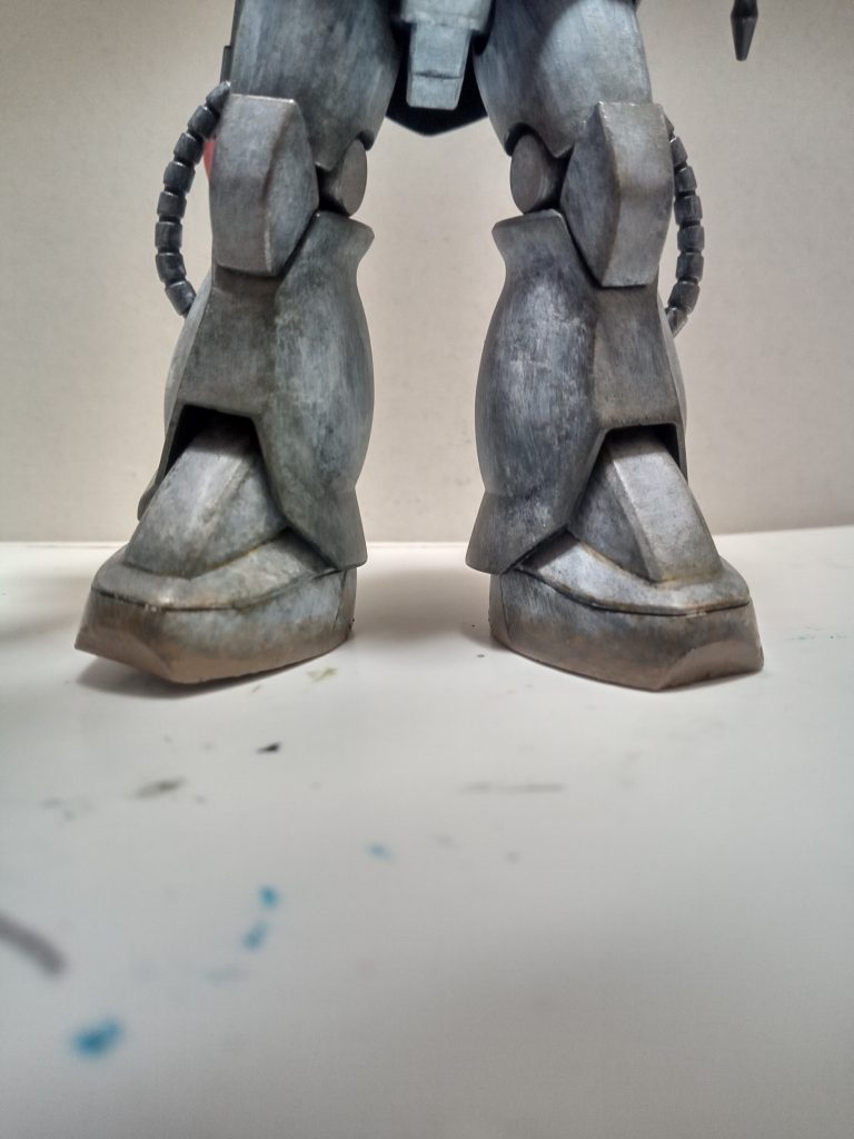 脚は汚れた感じを出したかったので念入りに汚しました。