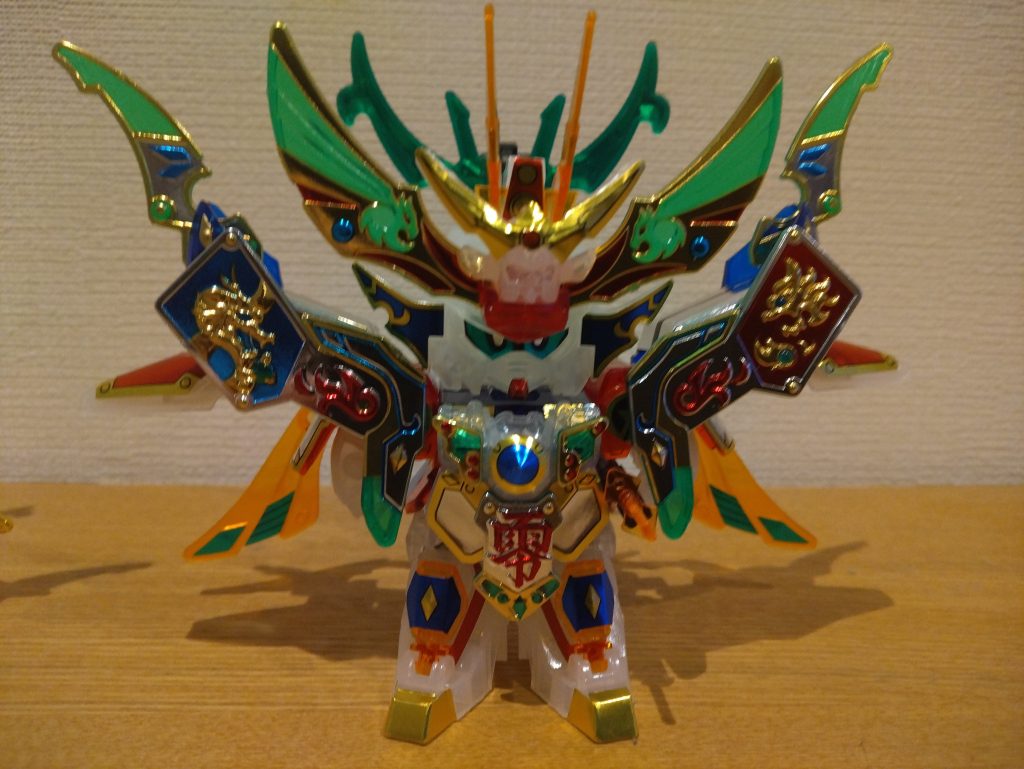 右はクリアーバージョンです。これはこれで良いですがほぼシール使ったので出来栄えが…(gundam-kao10)いずれ天空鳳凰翼のゴッド丸開封ですかね〜。因みに足とバックパックはポリキャップに変更してへたらないように小細工してます。メッキの方の赤はハセガワのフィニッシュシート使って若干グレードアップさせてます。(gandam-hand2)&nbsp;