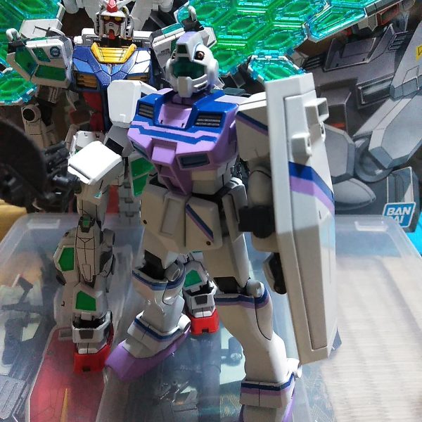 GOIC仕様のジムを作ろうと思いたち、しかしガンプラどころかガンダム自体が初心者なため、訳もわからないままとりあえず手近で手に入った寒冷地仕様をベースに塗装替えのみでデッチ上げたジムさんがようやく大地に立ちました😅とりあえずソレっぽければ良いやと言うお手軽改造でアラも多いですがこれでも初心者なりのガンダム愛を詰め込んだつもりです😆制作中にMSDジムも手に入ったので次はそれかGOICザクにするか、ジムさんが完成する迄には決めたいと思っています。（2枚目）