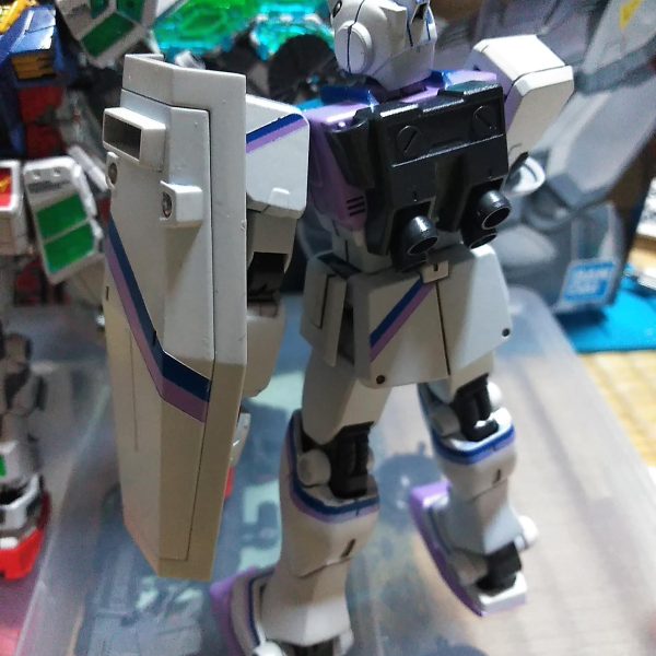 GOIC仕様のジムを作ろうと思いたち、しかしガンプラどころかガンダム自体が初心者なため、訳もわからないままとりあえず手近で手に入った寒冷地仕様をベースに塗装替えのみでデッチ上げたジムさんがようやく大地に立ちました😅とりあえずソレっぽければ良いやと言うお手軽改造でアラも多いですがこれでも初心者なりのガンダム愛を詰め込んだつもりです😆制作中にMSDジムも手に入ったので次はそれかGOICザクにするか、ジムさんが完成する迄には決めたいと思っています。（3枚目）