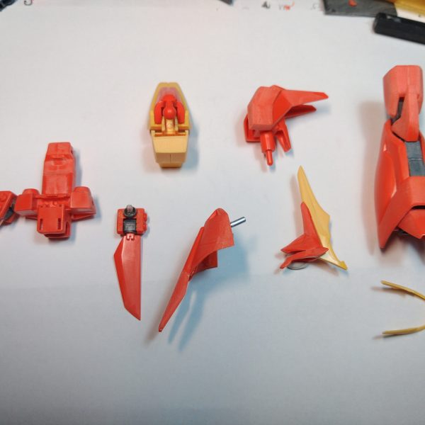 量産型を作ってHGUCバウの解像度があがったので、積んであったグレミー機を作ってみる。量産型でやった改造箇所のほかに、カラープラ板でトサカの大型化、スネ前面の分割面に噛ませてスネを太く、フトモモの両サイドに貼ってボリュームアップなどしています。HGUCのバウは細身のシルエットが魅力と考えますが、やはり旧キットの厳つさも捨てがたいところです。（2枚目）