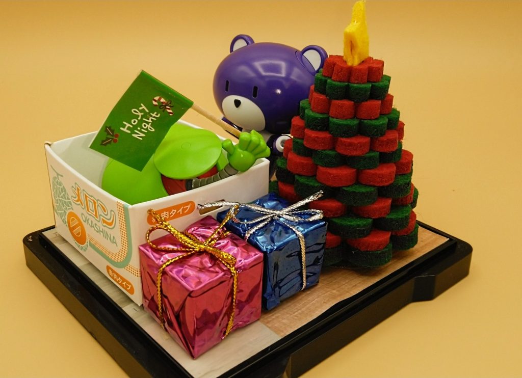 別アングルから。ツリーやプレゼントボックス等の小物は全て百均で揃えました。