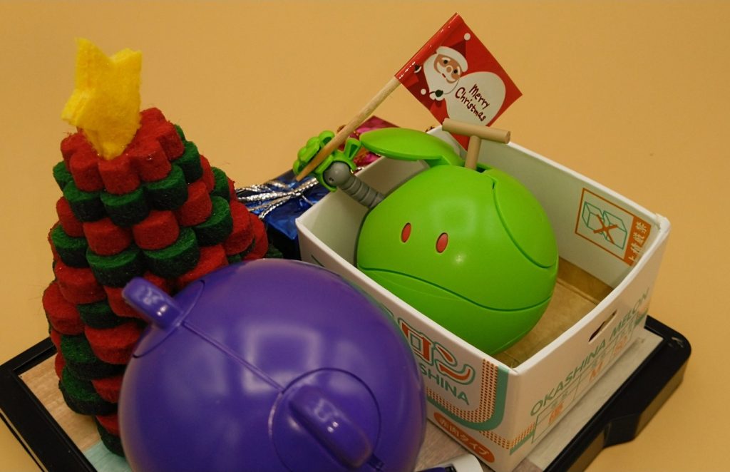 ハロは艶消しを吹いています。メロンのヘタ部分はランナーの切れ端を利用しています。