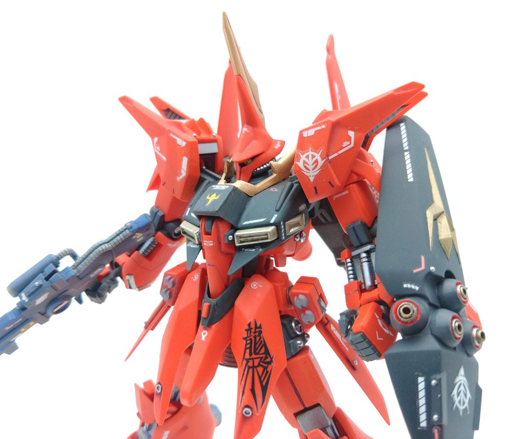 バウとしての合体変形機構は活かしつつ、改造点は以下です。&nbsp;・頭部トサカをカラープラ板で大型化、トサカをアトハメ加工しつつ、モノアイ部を削りこんでパイプ状パーツを組み込んで可動モノアイにしています。&nbsp;・胸部襟パーツにカラープラ板を貼ってトゲトゲしく改造中央のエンブレムの彫刻がある箇所にカラープラ板を貼って高くする。これによって首が埋まったように見える。肩と腕のグレーの接続パーツの腕の接続ピンを切り離して、2ミリ上にずらして再接着胸のダクトはそれぞれ切り離しておいてアトハメ加工バウアタッカーの機首のサイドにカラープラ板を貼って太くする。これによってMS形態の胴体が太く見える。&nbsp;・腕部肩アーマー前面の装甲の内側にカラープラ板を貼って大型化握り手は微妙な形状なので、親指、手のひら、他の指パーツに3分割してバランス調整して再接着シールド側がつく方の下腕にネオジム磁石を埋め込んで、シールドを脱着式にする。&nbsp;・腰部サイドアーマー基部のミサイルポッドを切り離して真鍮線で接続、これにより変形時にミサイルポッドが前方を向くようにできると共に、MS形態でサイドアーマーに角度を付けて飾ることができる。リアアーマーが垂直になりすぎているので、角度を上げて取り付け+できた隙間はカラープラ板で延長して自然な形状に変更腰中央のパーツはやや角度を起こして接着&nbsp;&nbsp;・脚部フトモモの両サイドにカラープラ板を貼って太くする。スネのオレンジパーツ前面分割部にカラープラ板を挟み込んで太くする+前面のグレーのパーツも片側にカラープラ板を挟んでスキマに対応させる。足首の肉抜き穴をカラープラ板を貼って埋めつつ、足の甲を左右それぞれ内側斜め気味に再接着して接地性を向上させるヒザアーマーは上部にカラープラ板を貼って延長スネのバーニアに市販のパーツを貼り付けて強調、制御板をカラープラ板で新造&nbsp;・バックパック中央のパーツのバーニア接続パーツを削りこんで、左右のパーツをハの字に+やや上に付くように接続・ライフル砲口をランナーに変更して、よりライフルっぽくなるように改造&nbsp;あとは市販のパーツやデカールを貼り付けつつ、エッジ部分などを研ぎ直して微調整しています。