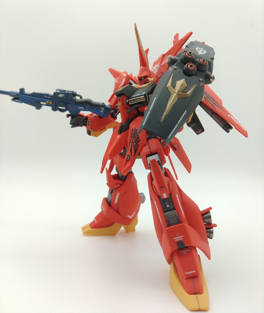 バウはグレミー機として先行して試作された機体です。前回の量産型では地味化をメインに改造したので、今回は各パーツを派手にしつつ、ゴツさも追加する方向で各パーツをカラープラ板で幅増しています。目指したのは旧キットバウの太さです。改造点は以下です。&nbsp;・トサカを大型化・襟部のトゲトゲしさをアップ・各部にカラープラ板で量産型に付けたディテールを大型化追加頭や胸の黄色いパーツはそのままだとオモチャっぽく感じてしまうので、トサカと襟はゴールド、胸ダクトの黄色はシャンパンゴールドにして高級感を出しています。腕と足首の黄色はそのまま成型色を活かしています。