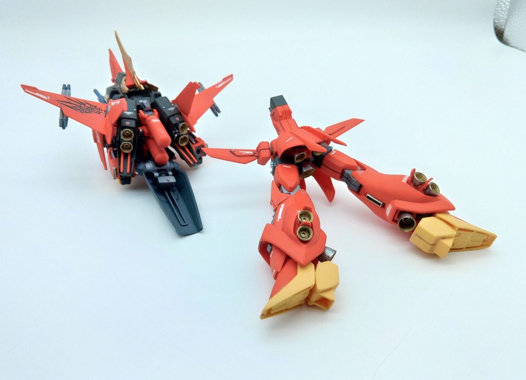 バウアタッカーとバウナッターデカールで1/100用の龍飛もついていたので、翼に貼り付けた。ここしかあるまい、というぐらいバッチリ決まる。&nbsp;