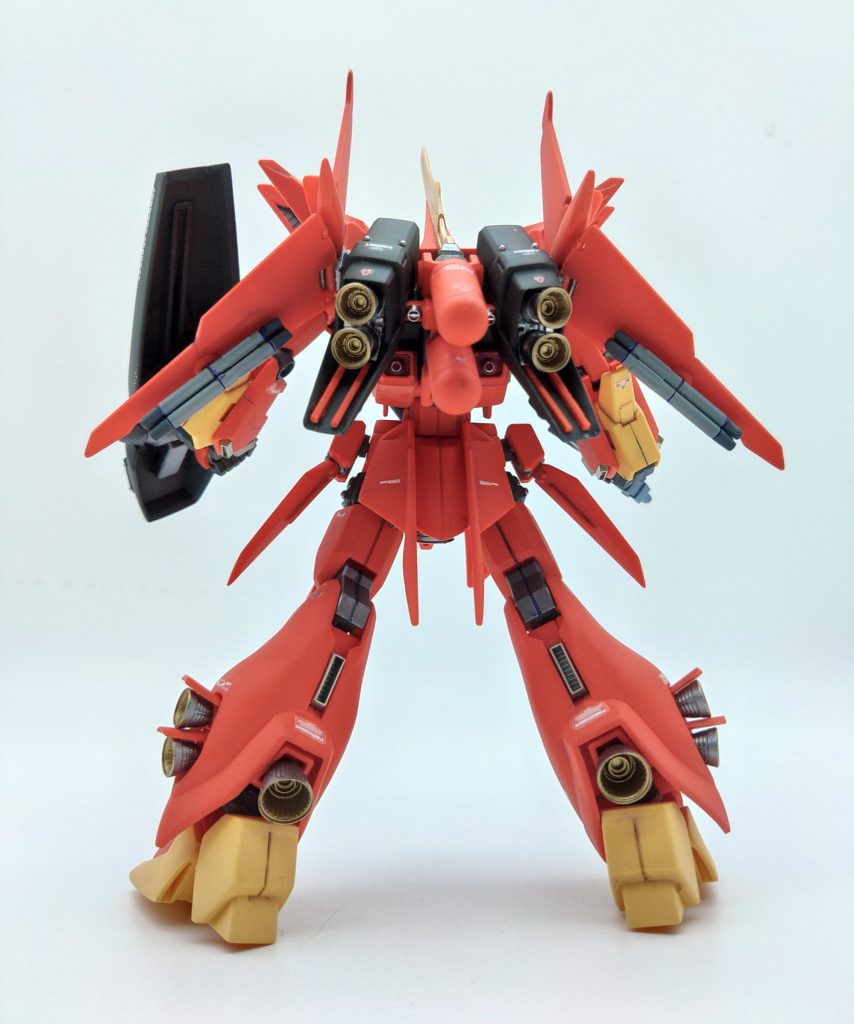 背面は市販のパーツを貼り付けただけだが、バーニアの塗り分けでそこその雰囲気がでたのではないだろうか？バーニアの塗り分けは、クリップに挟んだマスキングテープに複数のバーニア内側を上に向けて貼り付けてから金をエアブラシ→クリップに挟んだマスキングテープに、バーニア内側を下に貼り付けて金塗装部分を保護しつつ、メタリックカラーという感じで塗り分けています。