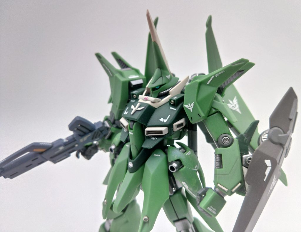 今年は今更ながらにガンプラの完成のさせ方が分かった1年でした。成型色仕上げのメリットであるプラの透過性込みの発色の良さと、工作完了から仕上がりまでの時間の早さなど、ガンスタをダラダラ見つつ先人の作例群を見なければ絶対に気づけなかったと思います。とはいいつつも今回は腰のサイドアーマーを作りつつ、これパテで作って塗装した方が早くね?などと愚考するも、成型色仕上げへの信仰心でなんとか完成までこぎ着けることができました。バウひとつのモチーフを取っても人それぞれの解釈と解法があり、それぞれ比べて見れて、時には暖かいコメントなどもらえるのはありがたいことです。今年の後半はひとりバウ祭だったので、来年はリニューアルバウ、リバウから完成させていきたいところですね。皆様よきお年を!リバウと混ざっていますが製作中はこちら↓https://x.com/i/status/2000894613972988026