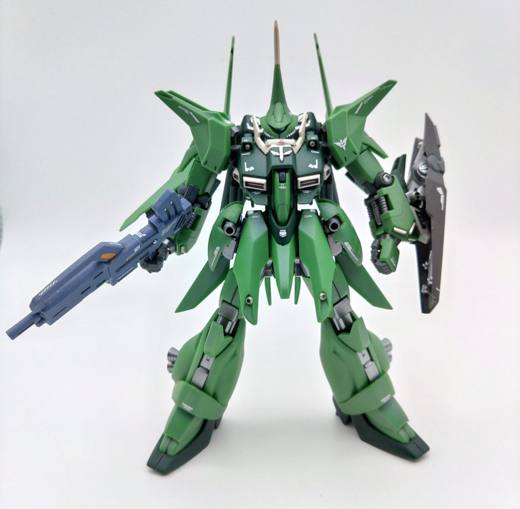 リバウのバウからの新規追加ランナーは1種2枚となっており、ほかにシナンジュのランナーも入っていますが、肝心の袖付パーツと腰パーツはリバウに二つ使用するので、これらは余らないです。とはいえ、そもそも腰パーツは赤いので、どのみち成型色仕上げには使えないなど、脳筋スクラッチは避けては通れないようです。今年はいろいろな成型色仕上げをやってきましたが、バウと袖付きバウ、地味な変更ではありますが、難易度は1番高かったです。