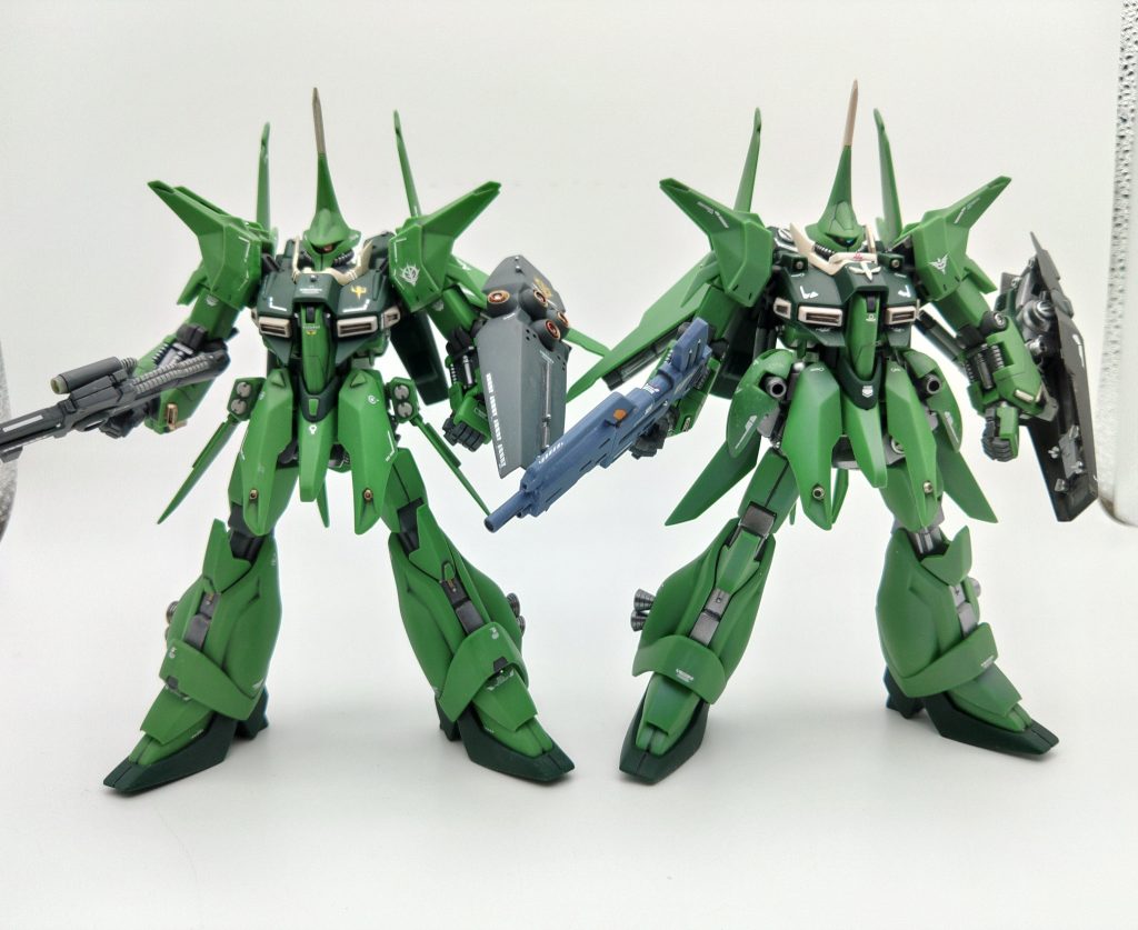 袖付きバウの色味は量産型バウと比べるとややグレーがかっているので、成型色の上からパープルパールをふいてやや暗めになるように調整しています。また、騎士の機体にコストを省みないハマーンネオジオンに対して、常に資金難の袖付きというイメージなので、派手なデカール表現は袖付きバウではそこそこに抑えました。袖やエングレービングを食わない程度に、かつ寂しくないぐらいのバランスを狙っています。