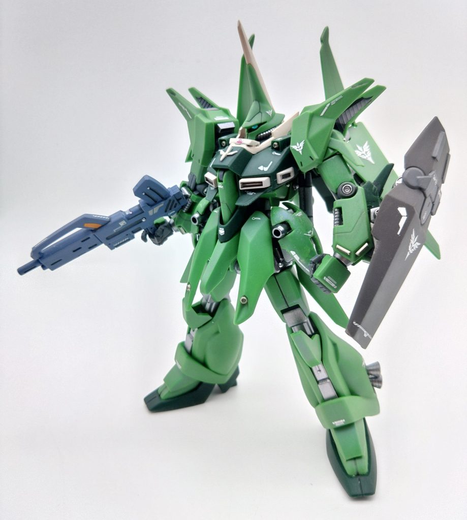 『袖付き』のモビルスーツ全般に言えることですが、やや古い機体群を袖でまとめて運用し、その苦み走った活躍は各機のやられ方、散り際まで含めて様式美を確立しています。中でも袖付きバウはリゼルに迫撃するバウアタッカーの登場→合体→リゼル撃破→分離→アタッカー撃沈→ナッター突撃→ナッター撃沈と、ほんの短時間に袖付きの代表といってもいい活躍なのですが、当初は作ることになるとは思いませんでした。思えばバウ(量産型)、バウ(グレミー機)と完成して、リズムでリバウを入手したことがそもそもの始まりです。本気で作るとなかなかに難キットと言われるリバウを仮組したところ、ありがたくも不穏な量の余剰パーツが発生しました。リバウの設定など調べていたところ、袖付きバウの設定画がひっかかり、たまたま余ったシールドが同じ形だったことと、赤バンダイの量産型バウを持っていたことから衝動で作り始めてしまいました。