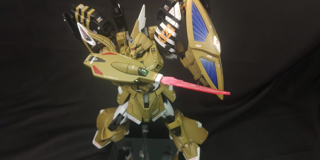 ビームガンの他ビームサーベルも使用できるが、非核動力機な為ビーム生成サイズはリミッターを設けて少々小型になっている。