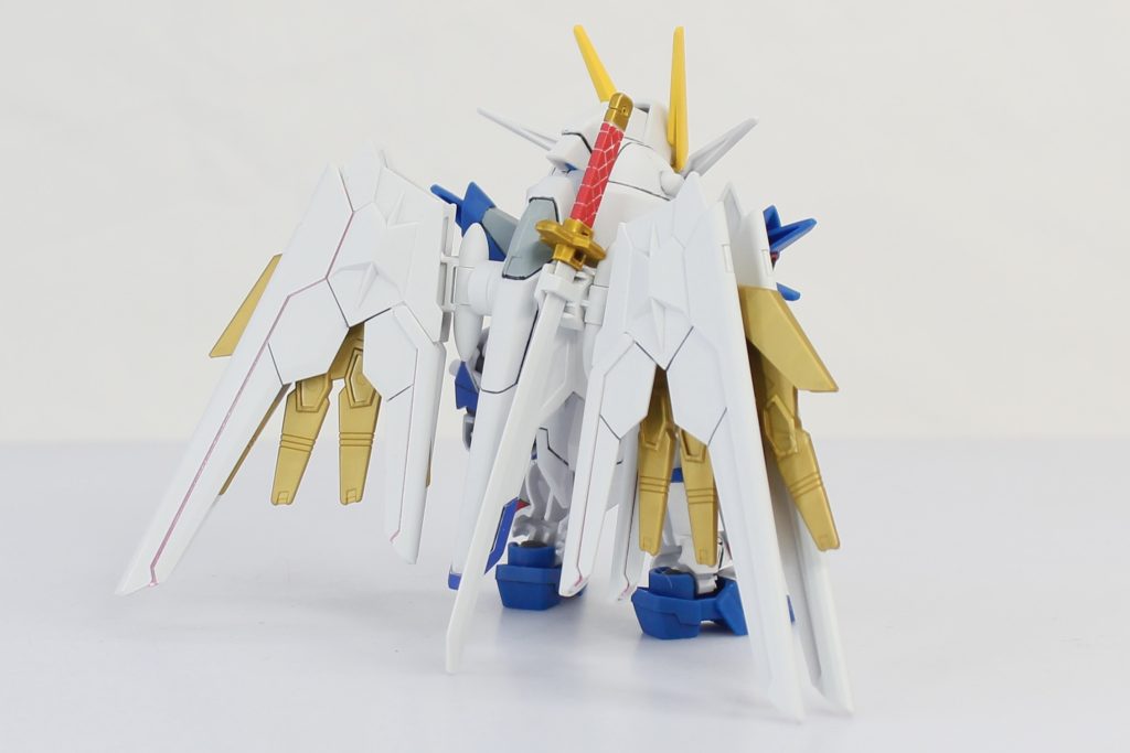 設定によると、プラディフェはもともとライフリに装備させる予定でしたが、ライフリが破壊されたため、代わりにストフリ弐式に装備されたという経緯があります。