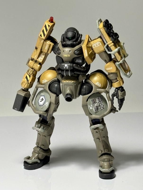 一番の特徴の右腕は、肩と上部パトランプは軍警ザク、ひじと手首の関節は軍警ザクの脚の関節、それ以外はプラ板スクラッチ。動力パイプは洋裁用のゴムヒモ。