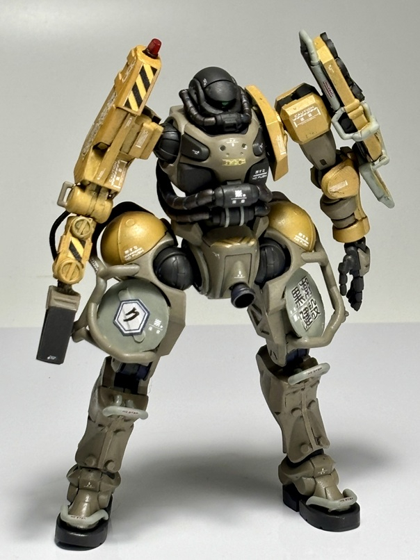 あちこちにプラ板やサードパーティのディティールアップパーツを貼り付けて情報量アップ。いつものように水性ホビーカラーで筆塗り全塗装。水彩絵の具で墨入れして、デカール貼って艶消しトップコートで仕上げ。「黒潮建設」や「ク」マーク、あちこちの黄色と黒のトラマーク(?)は自作シール。デカールはすべてGMデカール。