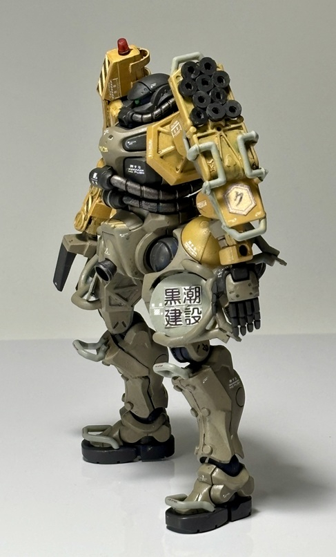 左肩のアーマーは軍警ザクの右アーマーをベースに、プラ板やサードパーティのディティールアップパーツでそれっぽく再現。表面の古タイヤはサードパーティの丸モールドパーツに穴をあけて再現。。。