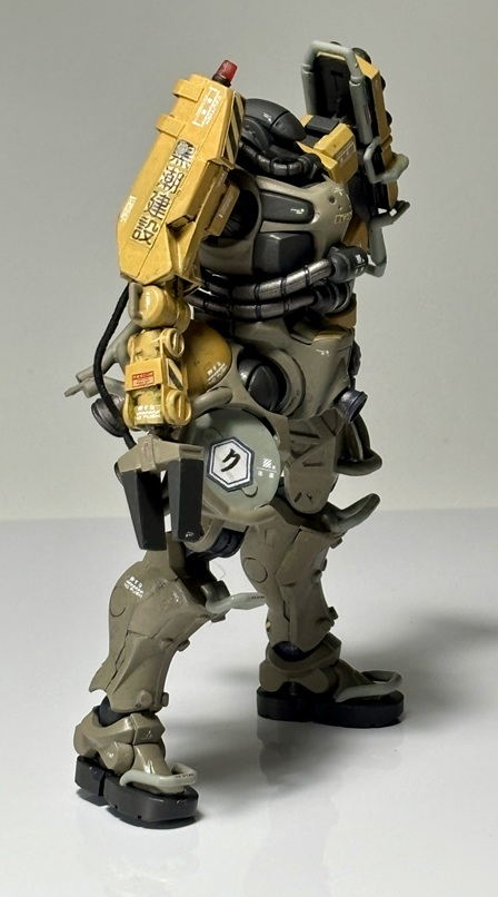 太もものタンク(?)は前半分をカットして、プラ板でプレートを再現。脚はひざ下のアーマーをほっそりするよう加工。ひざやつま先のパイプガードはやわらかプラ棒。