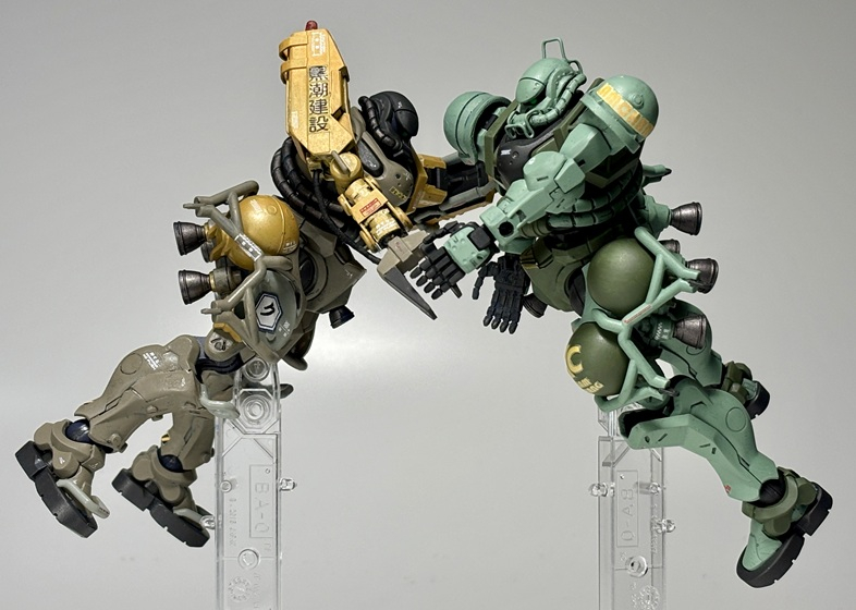 テレビ版第一話冒頭での民間ザク2機のとっつかみ合いを再現(笑)