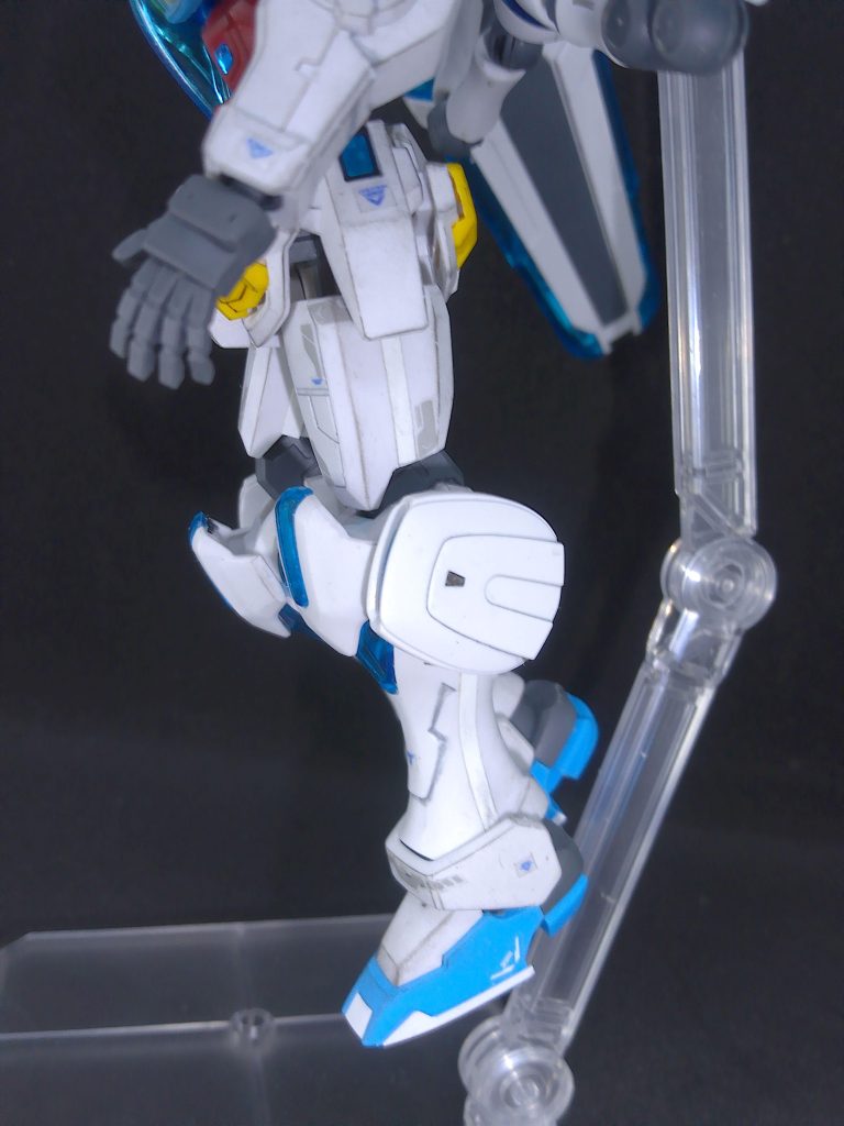 足は10年前のＨＧのままなので合わせ目ズッピシ。が、塗装はしないので接着剤などで消せない。そこで２ｍｍの白マステを使ってデザインっぽく誤魔化し。