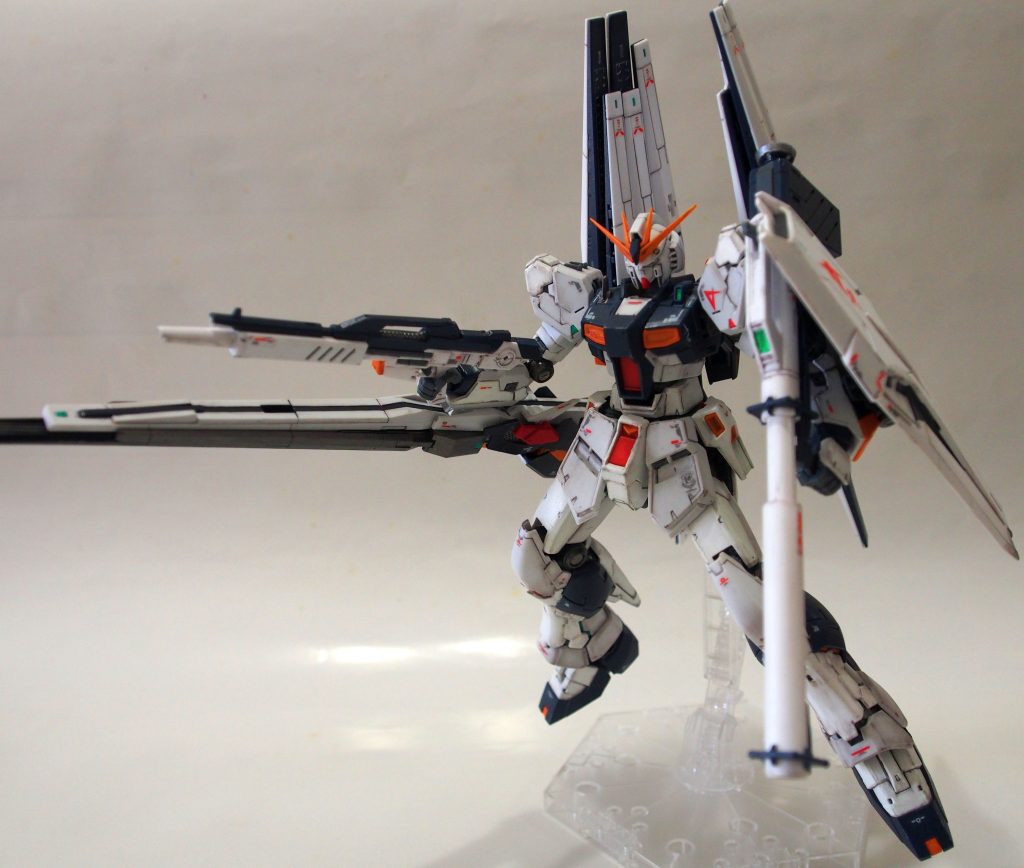 ビームライフル、バズーカをハンドリングし、背面に両フィンファンネルを装備した状態はこちら。